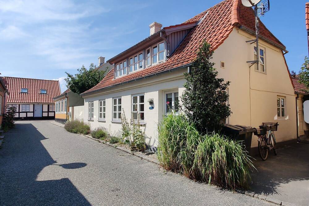 Charmantes Haus mit Idyllischen Innenhof und Strandhaus Direkt an der Ostsee in Marstal, Kleiner Belt
