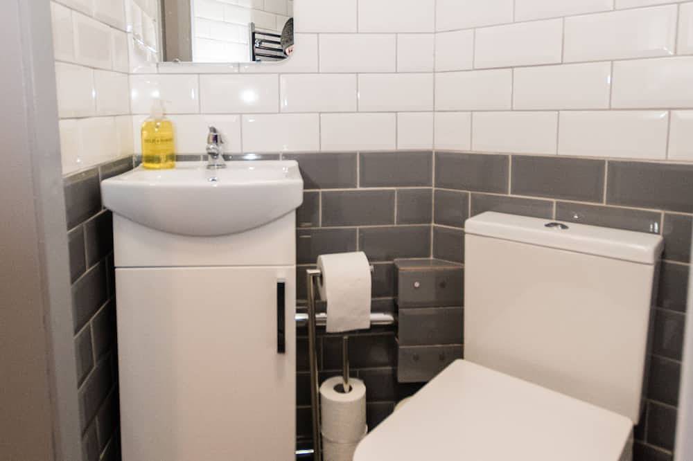 Entire apartment, 1 Bedroom Newton Apartment. Free Parking. Garden. Wigan in Wigan, Greater Manchester