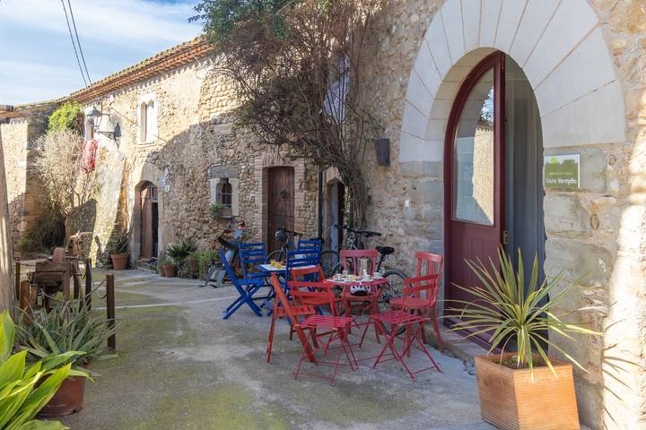 Casa Vermella i Blava: Casa Rural con Jardín Compartido y Wi-Fi en Orriols in Báscara, Alt Empordà