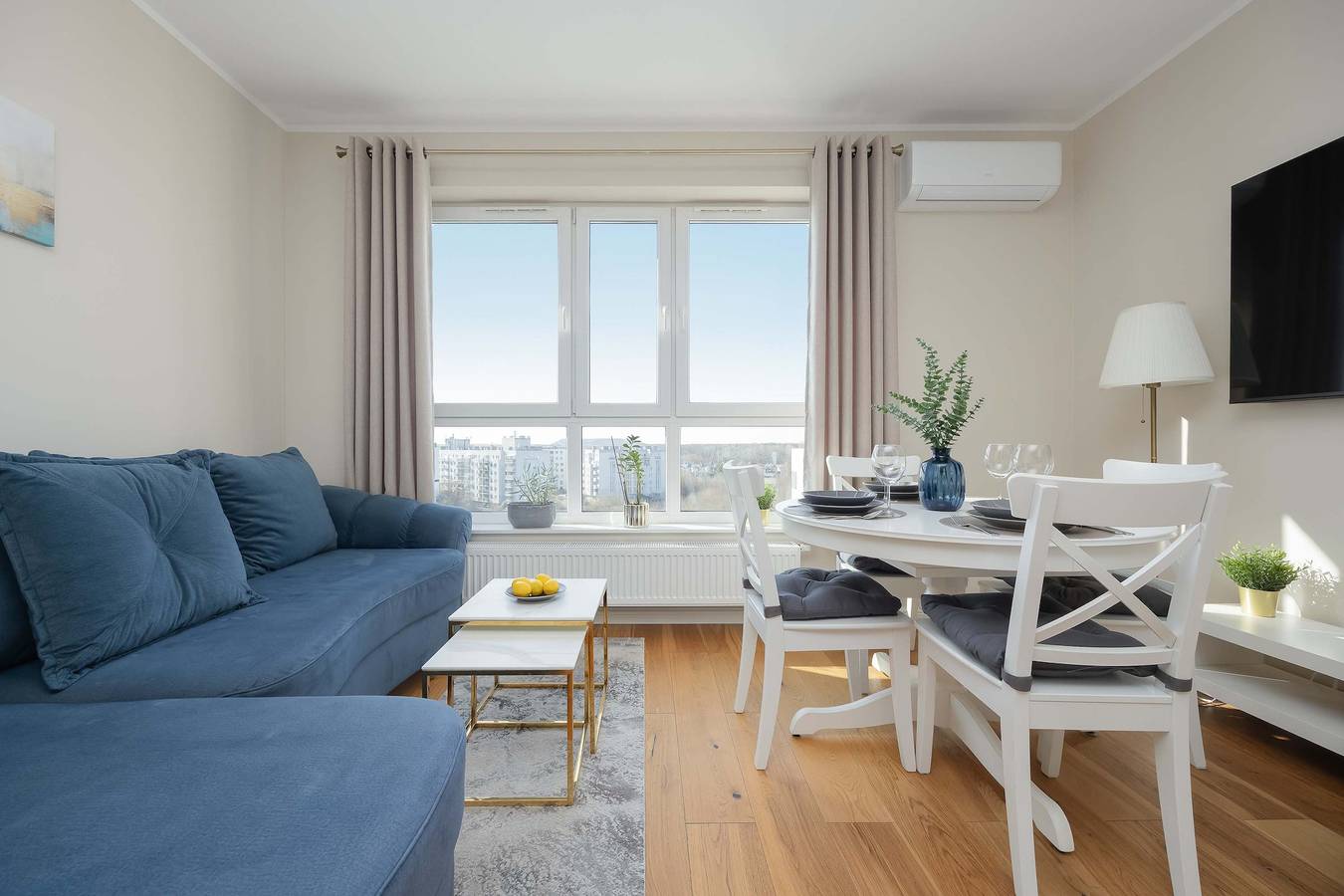 Ganze Wohnung, Spacious Apartment | Two Bedrooms and Air Conditioning in Bielany, Warschau