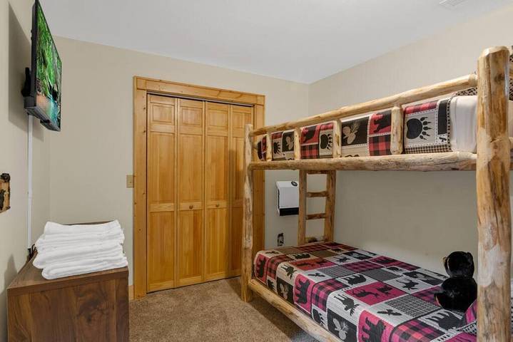 Vacation rental for 10 people, with balcony and hot tub as well as yard in Maggie Valley