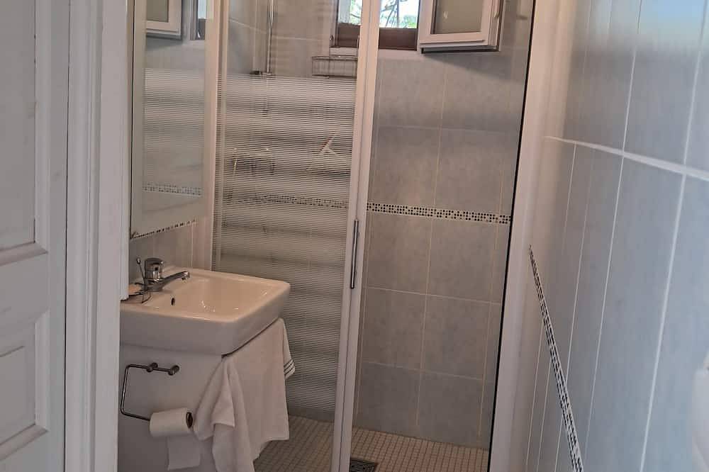 Seaside house with pebble beach and small harbour 2 minutes away in Ensuès-la-Redonne, Istres region