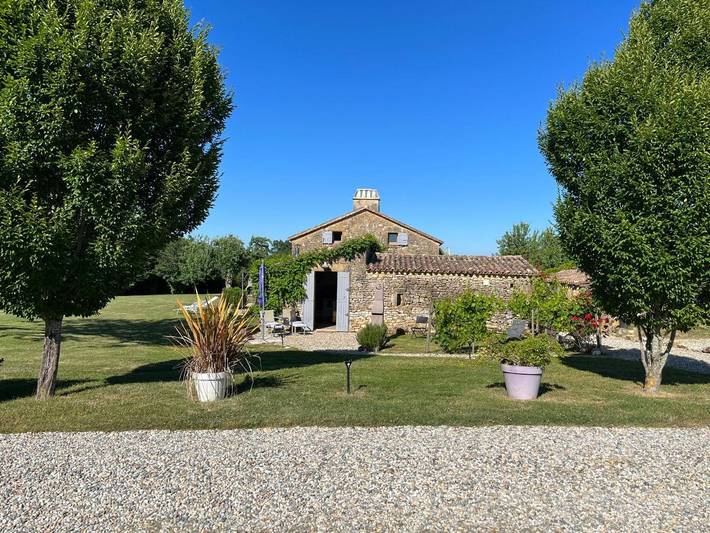 Location de vacances pour 2 personnes, avec Terrasse et Jardin ainsi que Piscine et Vue à Sainte-Croix (France)