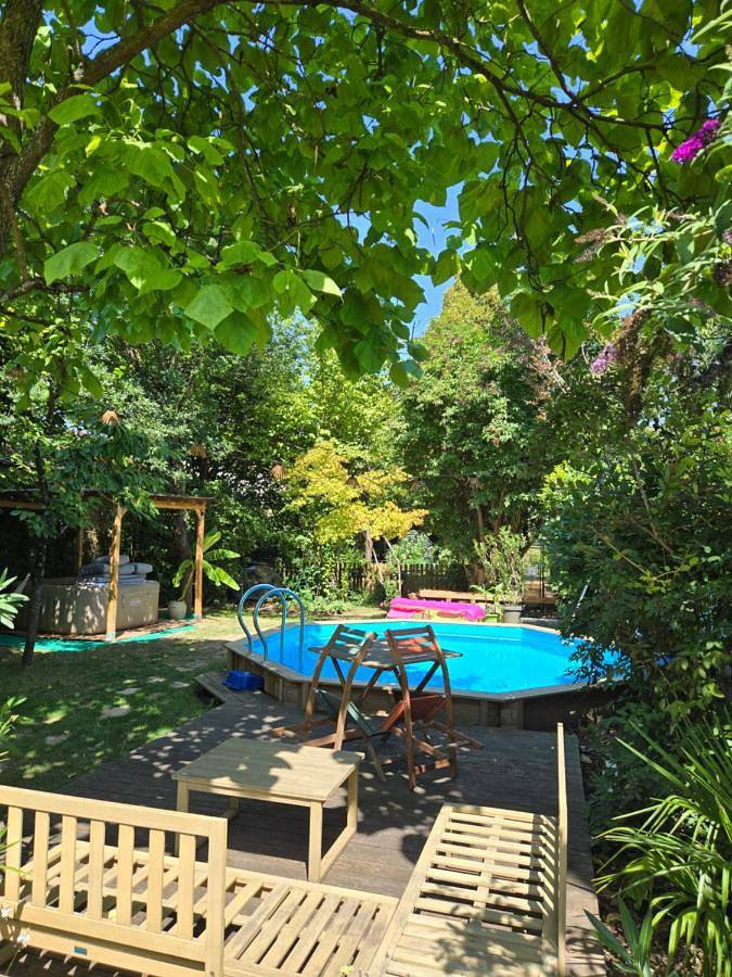 Location de vacances pour 2 personnes, avec vue et jardin ainsi que piscine et terrasse à Dijon - 3