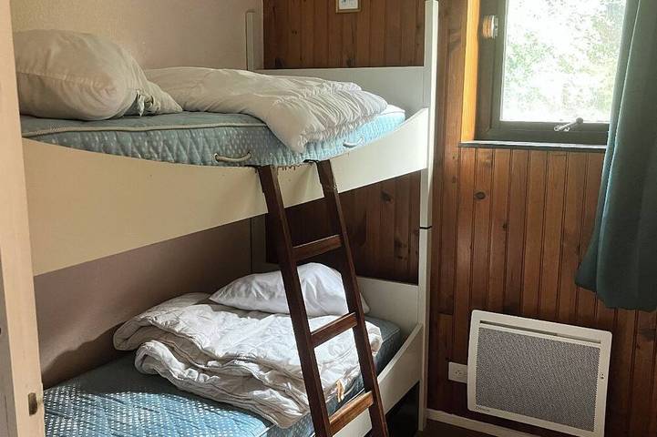 Ganze Wohnung, 2-bedroom apartment with piste view 5 minutes from center in Super Besse, Besse-et-Saint-Anastaise