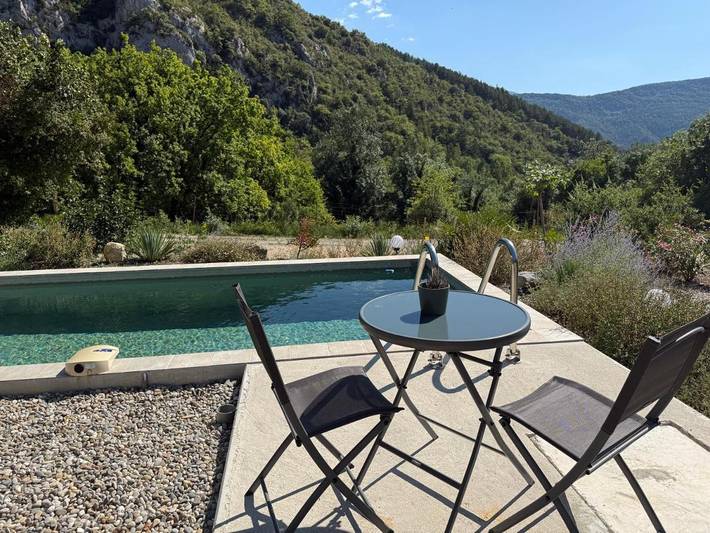 Appartement de vacances pour 4 personnes, avec piscine ainsi que vue et jardin