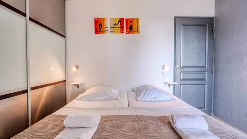 Gîte pour 7 personnes, avec Balcon et Piscine dans Parc de Vaugrenier - 3