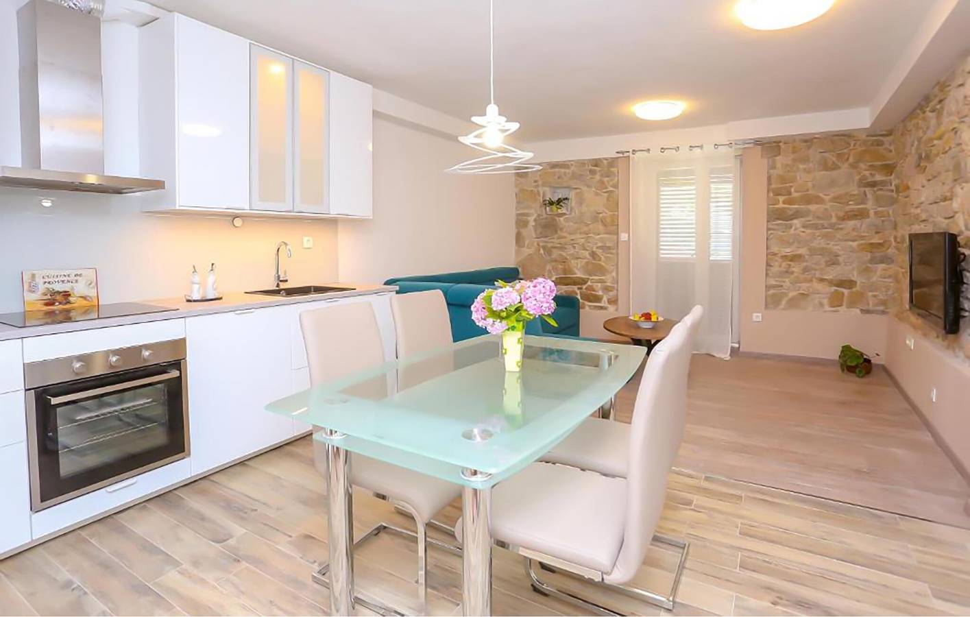 Ganze Ferienwohnung, Charmantes Apartment in der Nähe des Strandes Strobec mit WLAN und Terrasse in Stobrec, Split-Dalmatien