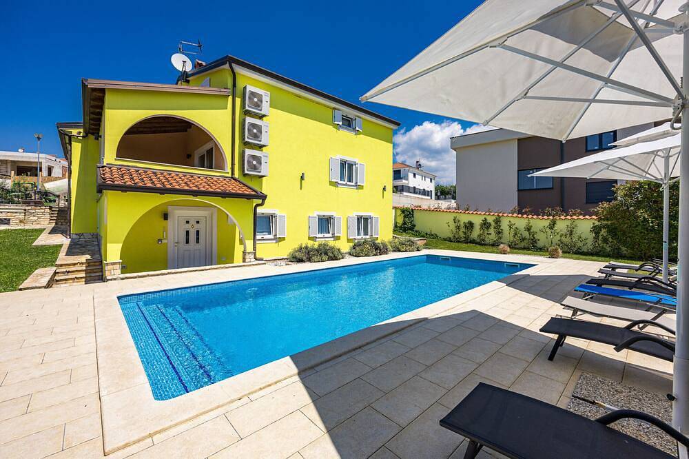 Villa Andrea for 17 people with private 40 m2 pool & pet friendly near Poreč in Musalez, Porec und Umgebung