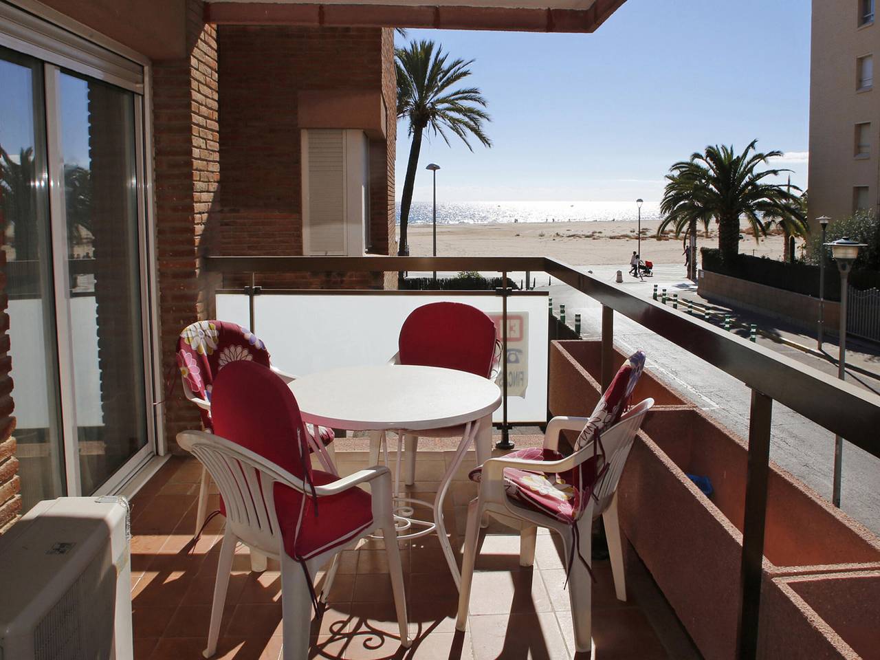 Entire apartment, Seaside Apartment with 4 Pools and Private Parking in Torredembarra, Costa Dorada