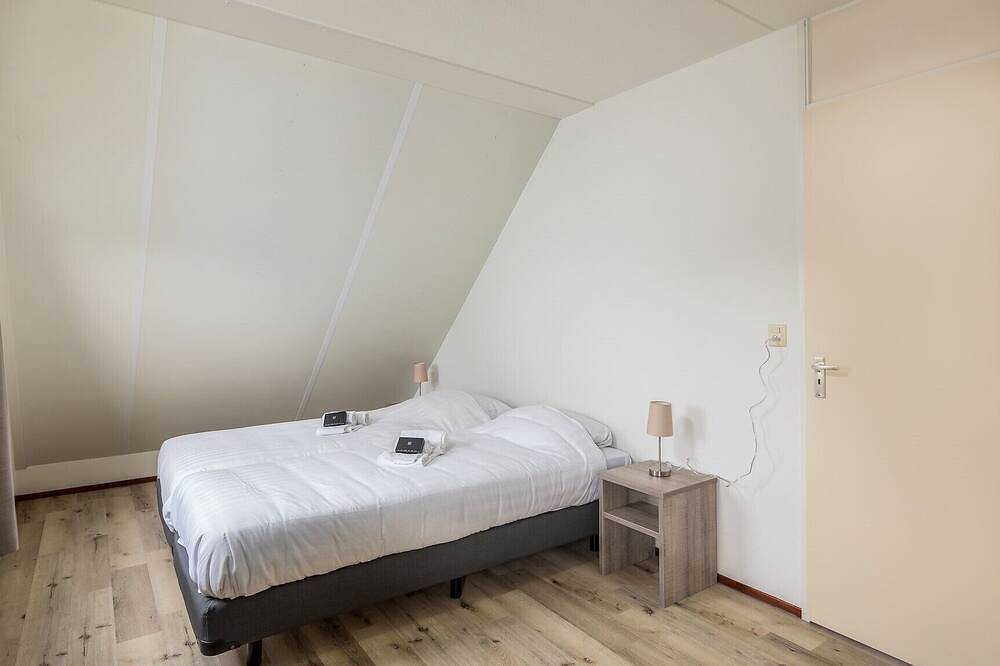 Comfortable 6-person bungalow in Scharendijke, Zeeuwse Kust