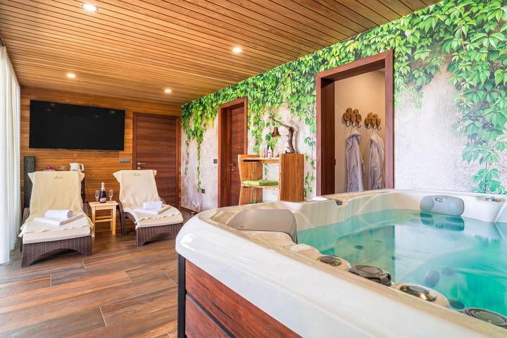 Villa Vinita w/ Jacuzzi & Sauna near Thermal Spa in Untersteiermark