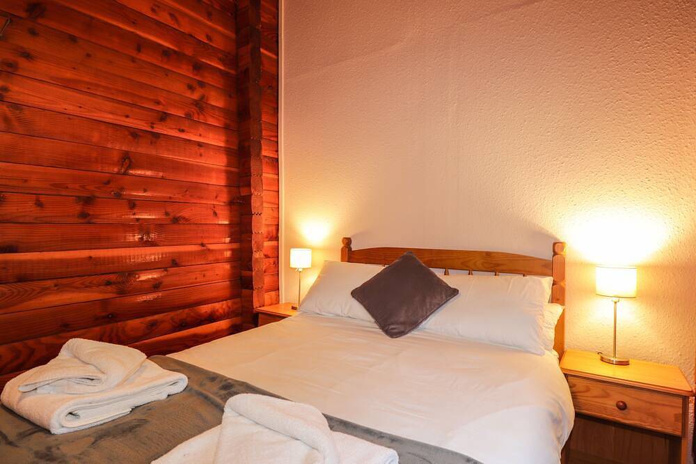 Spruce Lodge, pet friendly, with a garden in Strathpeffer in Strathpeffer, Highlands
