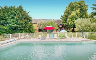 Location de vacances pour 15 personnes, avec jardin ainsi que terrasse et piscine à Proissans