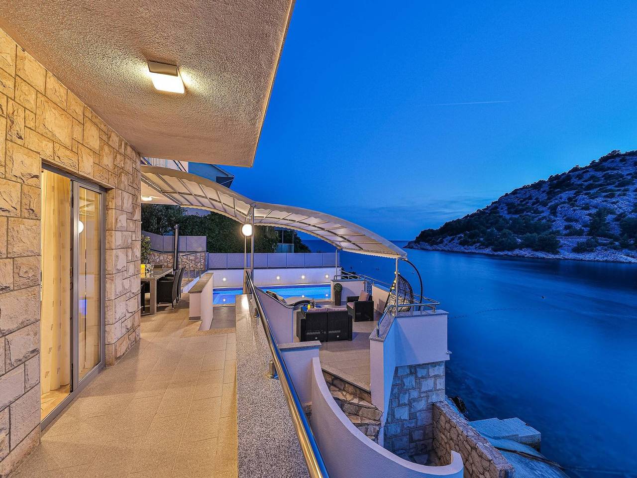 Villa pour 7 personnes avec balcon in Razanj, Šibenik-Knin