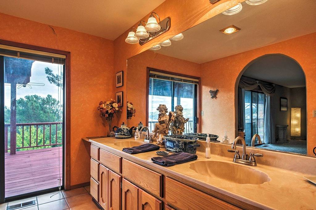 Geräumiges Kelseyville Home w / Large Lakefront Deck! in California North Coast