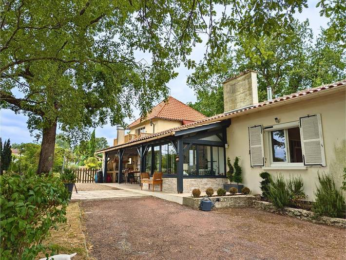 Chambre d’hôte pour 4 personnes, avec Terrasse ainsi que Jardin et Piscine à Saint-Vincent-Jalmoutiers