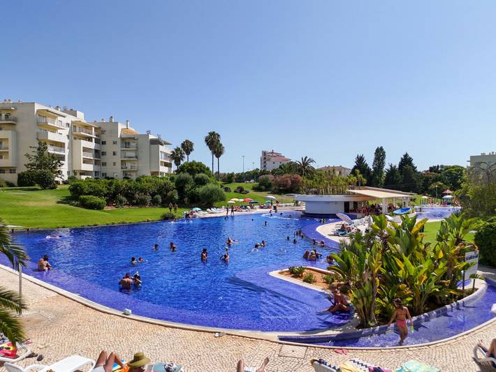 Apartamento de férias para 4 pessoas, com varanda e piscina infantil e ainda jardim em Alvor