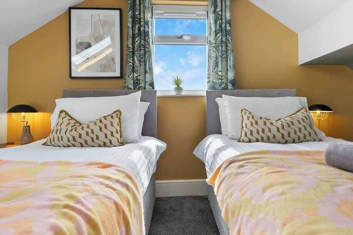 Spacious 4-Bedroom Bolton House, Sleeps 11, Garden and Parking in Bolton, Grand Manchester