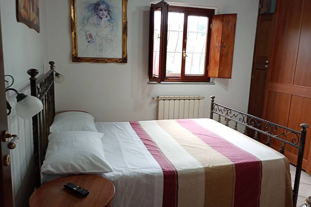 Independent villa with private beach on the lake in Manziana, Lake Bracciano