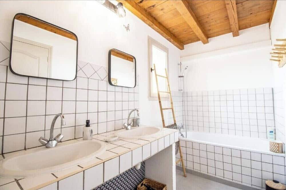Appartement entier, Mazet provençal jardin piscine parking privé fermé in Fontvieille, Région d'Arles
