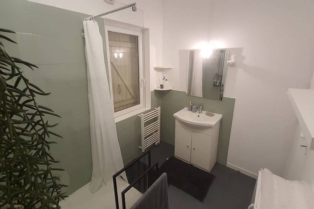 Entire apartment, Spacious T2 near train station - Queen size bed & Netflix in Angoulême, Charente