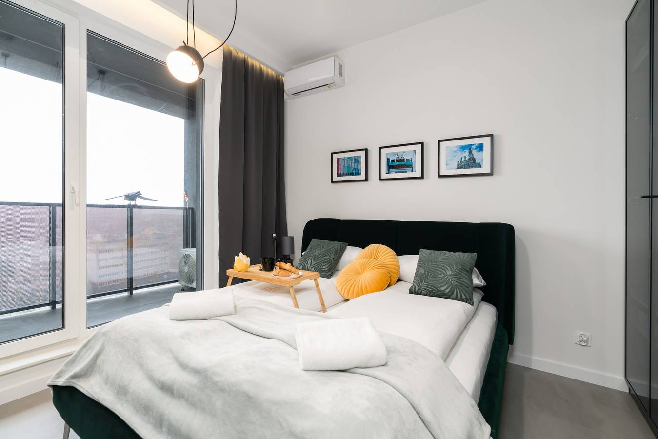 Ganze Wohnung, Elegant Apartment with Balcony | Garage Parking & Air Conditioning in Posen, Großpolen