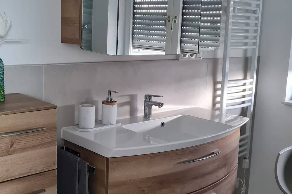 Schöne Ferienwohnung in Erpel direkt am Rheinsteig. Kleine Haustiere willkommen in Erpel, Mittelrhein