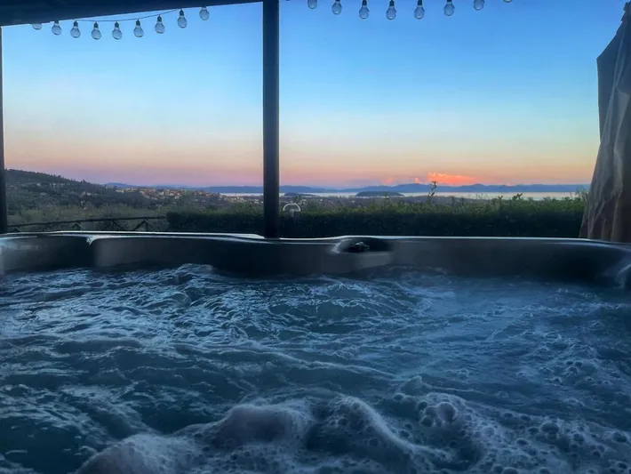 Ferienwohnung für 4 Personen, mit Ausblick und Pool sowie Garten und Seeblick, mit Haustier - 1