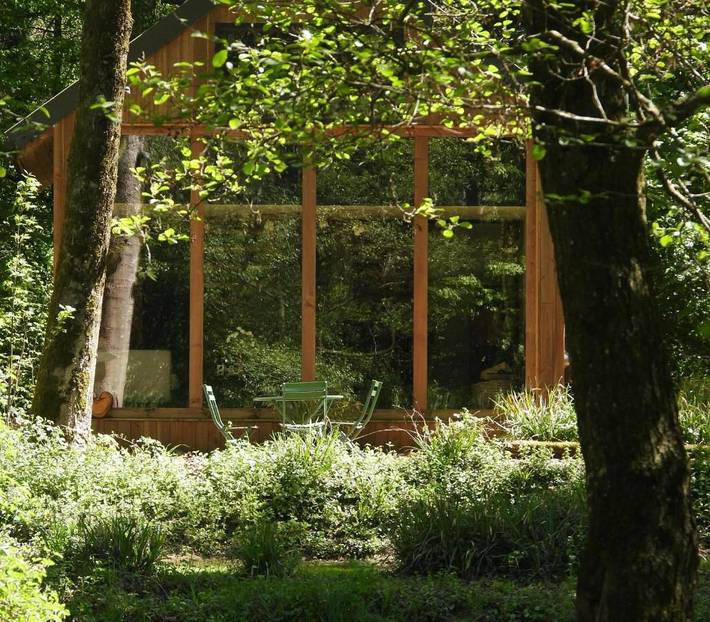 Gîte pour 2 personnes, avec terrasse et vue ainsi que jardin et vue sur le lac dans Aye - 2