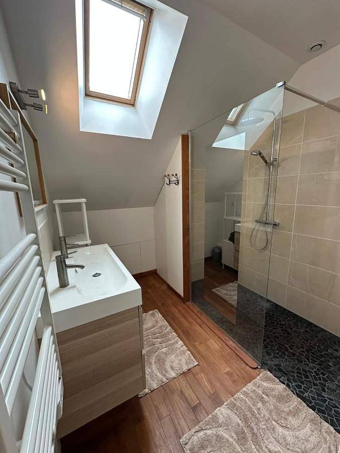 Gîte pour 6 personnes, avec terrasse et vue à Sennevières - 2