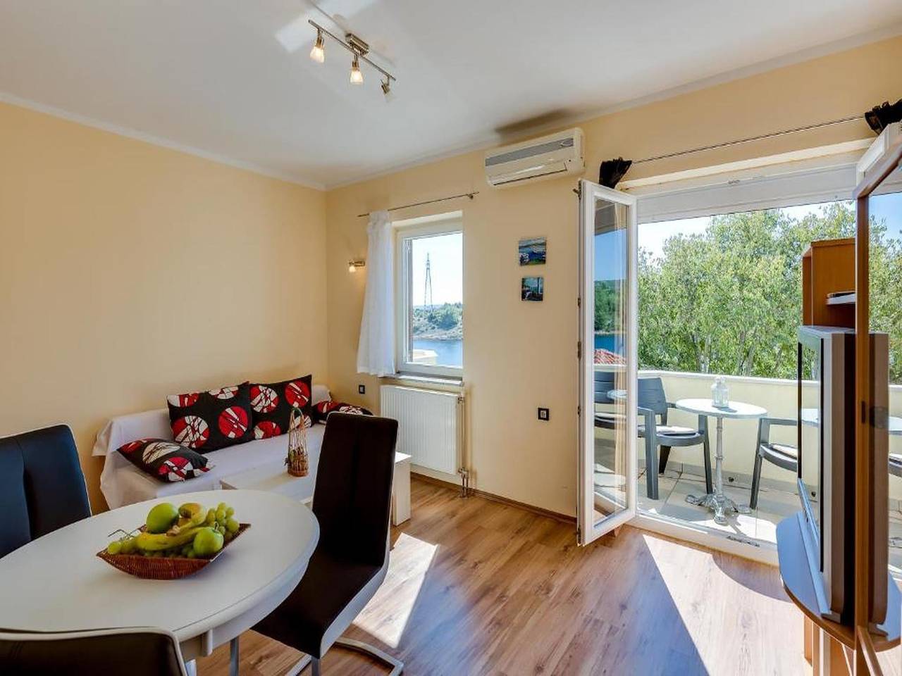 Geheel appartement, Appartement met zwembad en zeezicht in Obrovac in Obrovac, Zadar