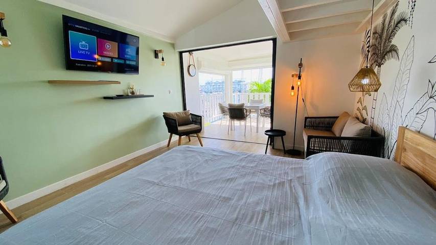 Gîte pour 2 personnes, avec terrasse dans Port De Saint Francois - 2