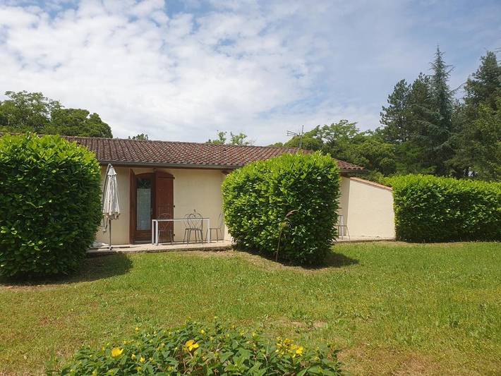 Location de vacances pour 3 personnes, avec jardin et piscine ainsi que vue et terrasse à Gondrin - 2