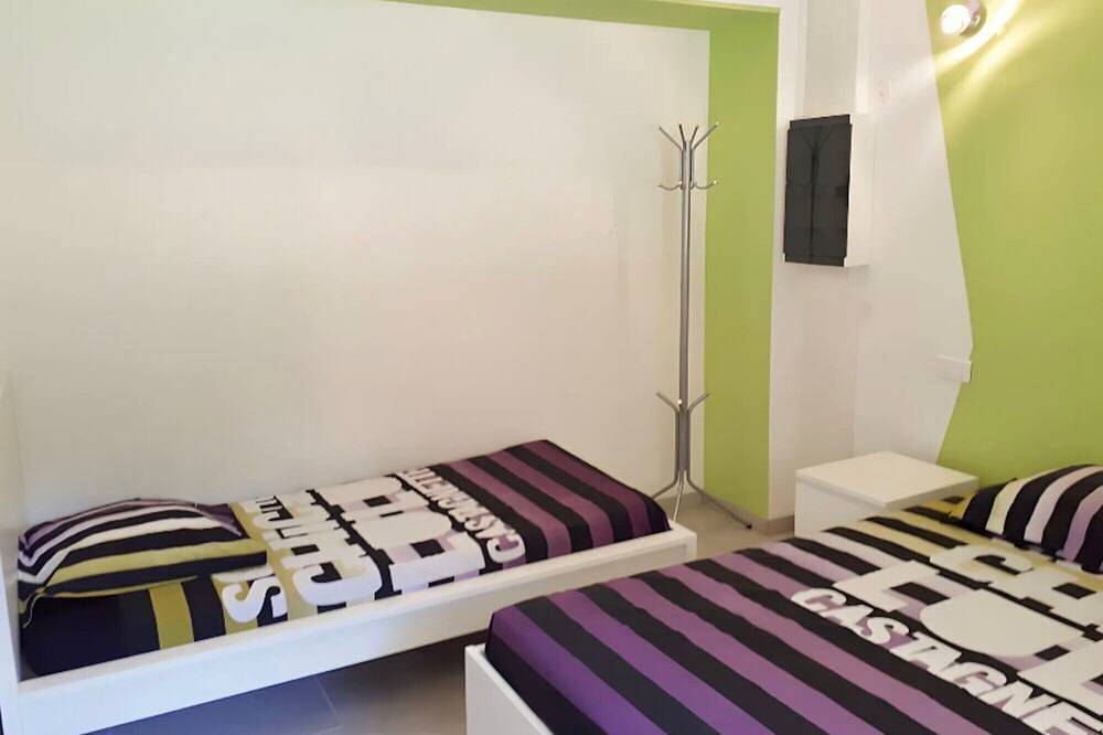 Entire apartment, Gîte 'Mas La Mounine - Du Bas' with Private Garden, Wi-Fi and Air Conditioning in Orgon, Arles region