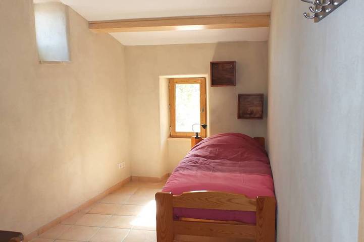 Gîte pour 8 personnes, avec terrasse ainsi que jardin et piscine à Mandagout - 4