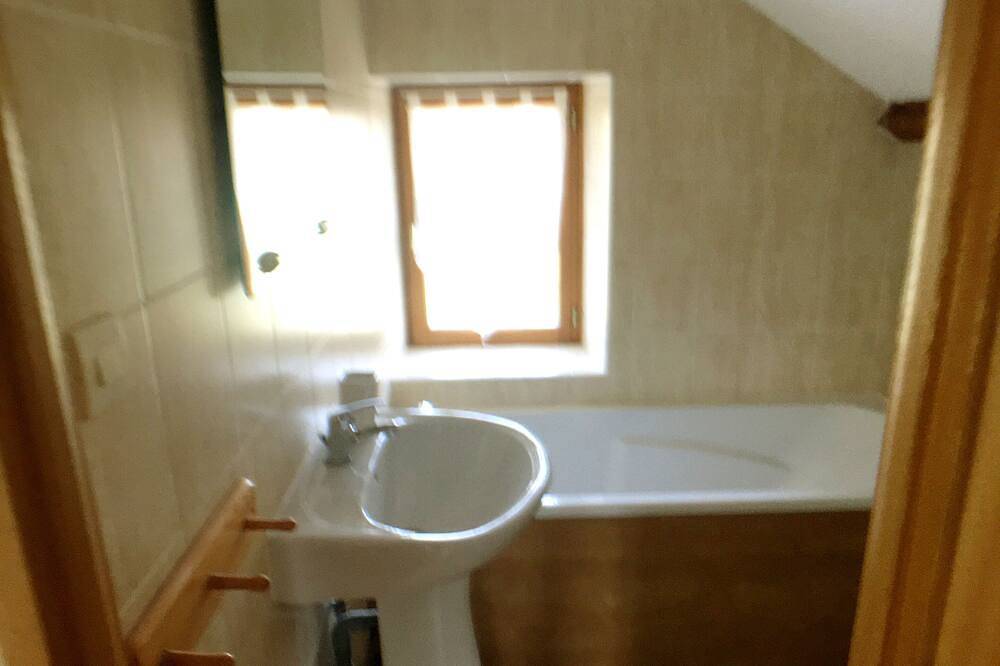 Gîte de charme 4 épis Peyrat La Nonière sur domaine avec Château et étang in Peyrat-la-Nonière, Région d'Aubussargues