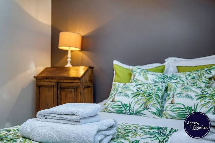 Welcome to this warm and functional home, perfect for a family getaway or a stay with friends just steps from Lake Annecy. in Talloires-Montmin, Annecy und Umgebung