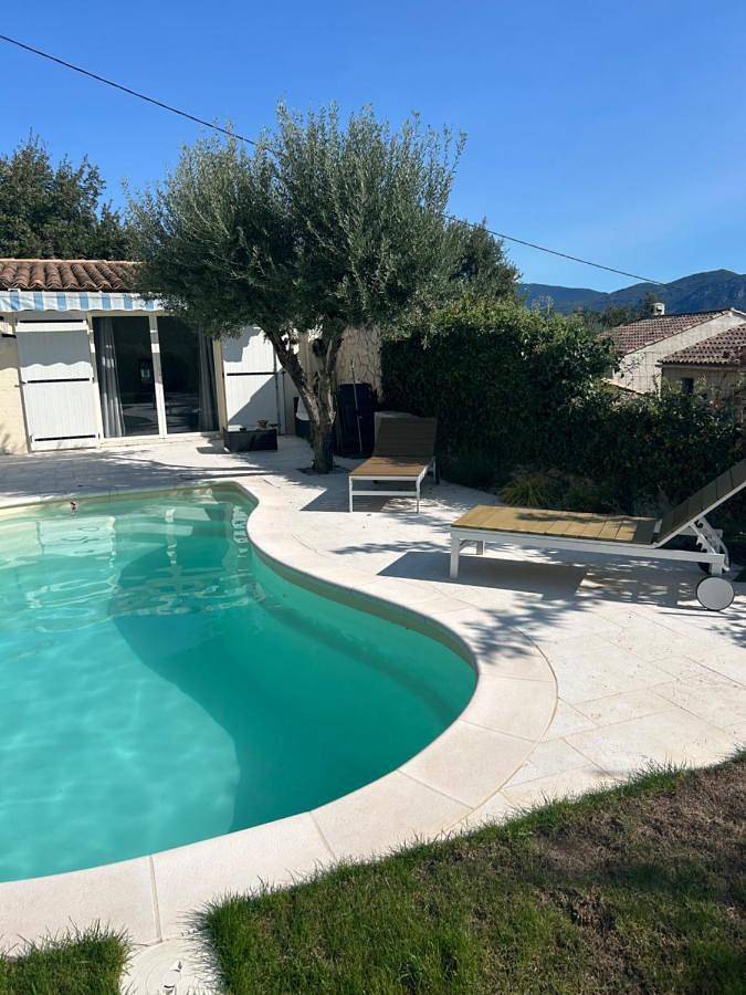 Location de vacances pour 2 personnes, avec terrasse ainsi que piscine et jardin à Gattières - 3