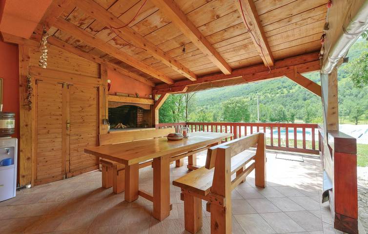 Gemütliche 149 m² große Wohnung mit WLAN, Klimaanlage, Parkplatz und Terrasse in Gračac, Zadar