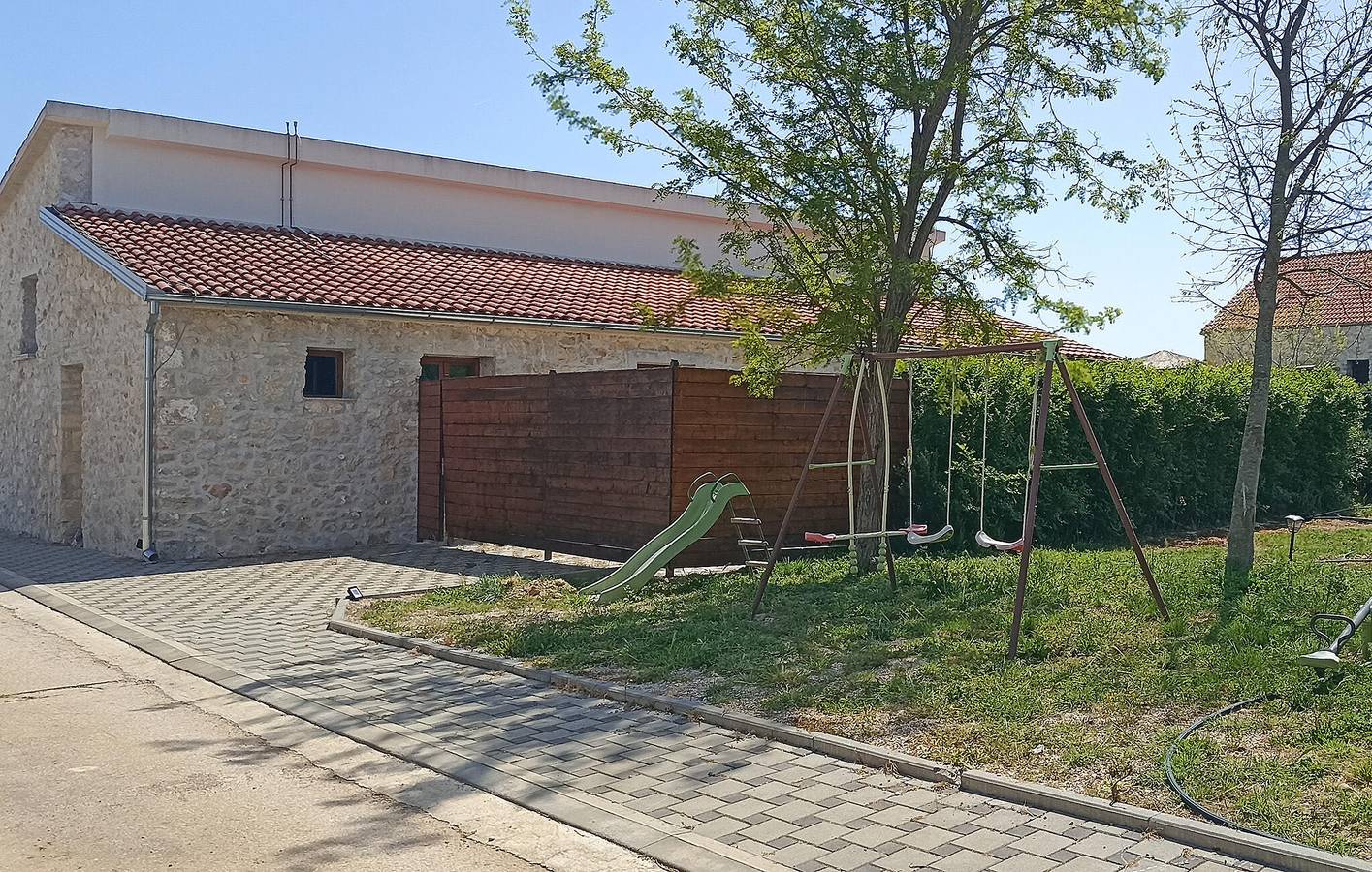 Gemütliche 80 m² große Wohnung mit Pool, Terrasse und WLAN in Grad Benkovac, Zadar