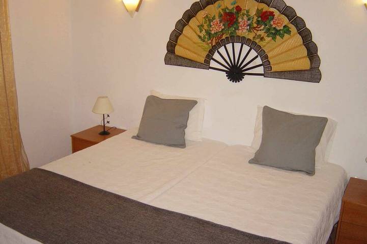 Maison avec 4 chambres ��� coucher, terrasse donnant sur la piscine. in District de Évora