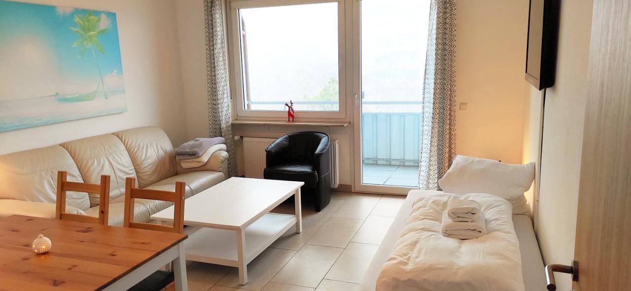 Geheel appartement, Eleonoras Ferienwohnung in Würzburg Stadt am Park mit Balkon inklusive eigenen Parkplätzen vor der Tür in Würzburg, Franconian Wine Country