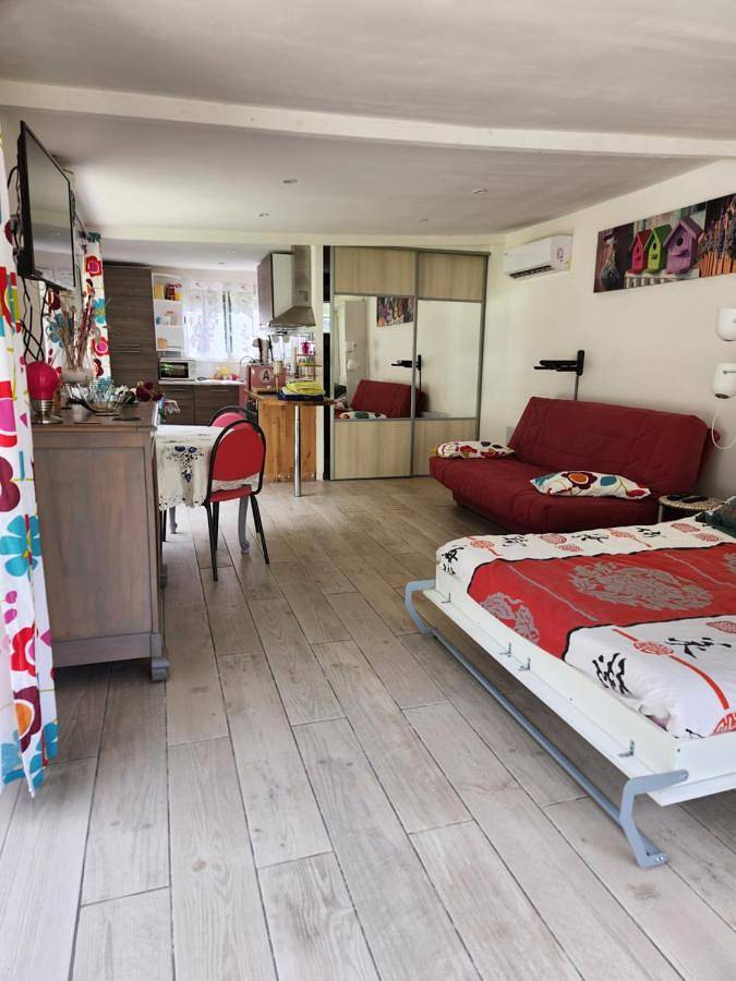 Gîte pour 3 personnes, avec Terrasse ainsi que Jardin et Piscine dans Piennes-Onvillers