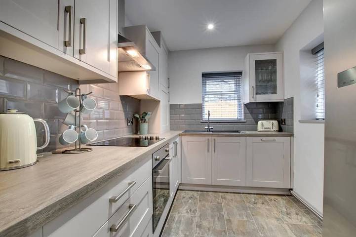 Log cabin for 9 people, with Hot tub and Garden in Bala