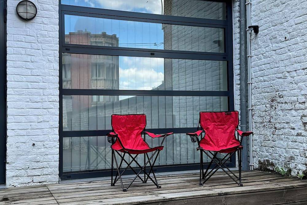 Geheel appartement, Spacious loft, private parking, courtyard and terrace. Pets welcome! in Luik, Luik en omgeving