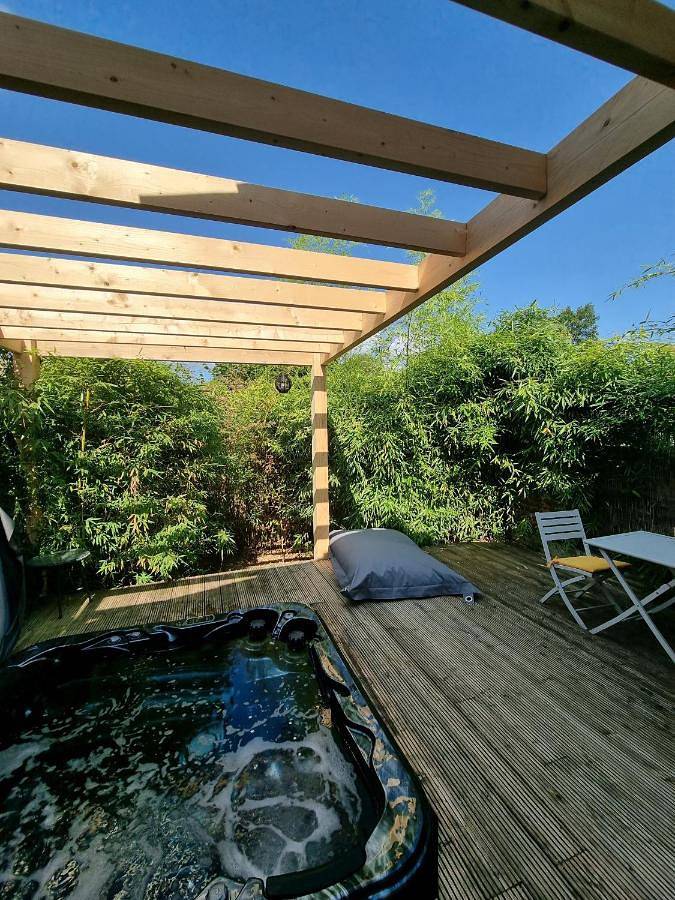 Location de vacances pour 2 personnes, avec Jacuzzi et Terrasse ainsi que Sauna et Vue à Liergues
