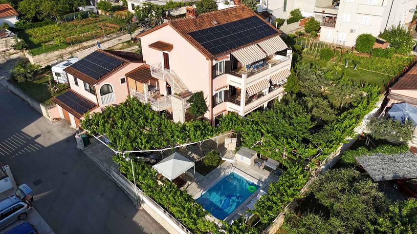 Ferienwohnung für 8 Personen, mit Balkon und Garten in Pula