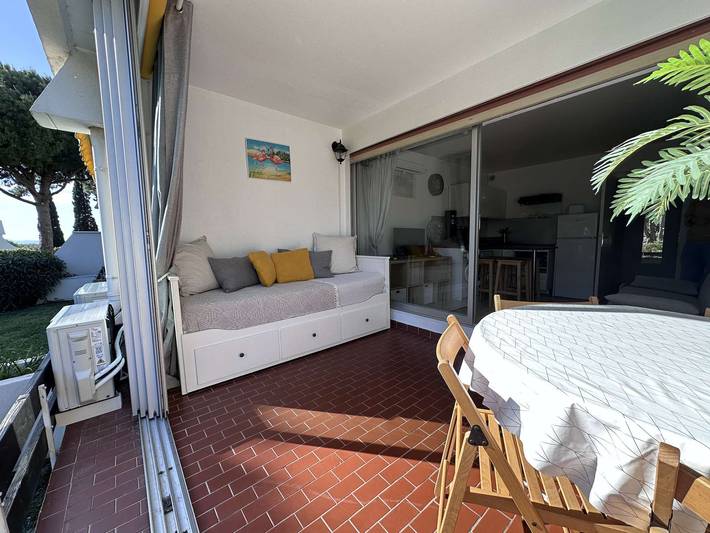 Ganzes Studio, **Geräumiges Studio für 4 Personen mit Pool, 50m zum Strand, Terrasse und Parkplatz** in Port Camargue, Le Grau-du-Roi