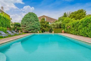 Location de vacances pour 14 personnes, avec jardin et terrasse, animaux acceptés à Fontvieille